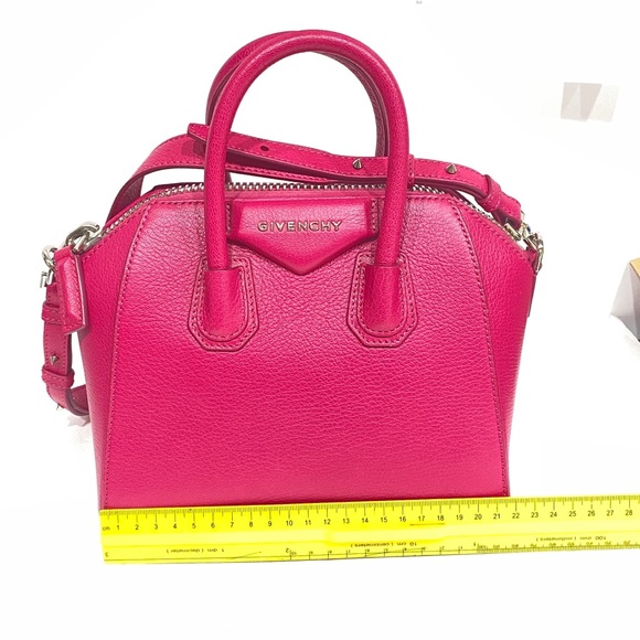 Givenchy
Antigona Leather Satchel - Picture 8 of 16